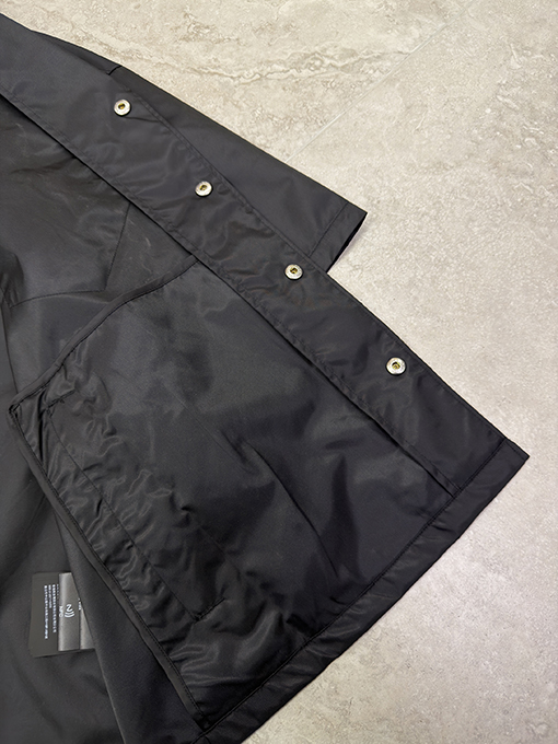 プラダ 三角形のメタルロゴ入り半袖シャツ