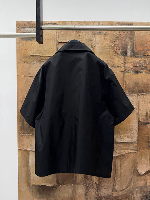 プラダ 三角形のメタルロゴ入り半袖シャツ