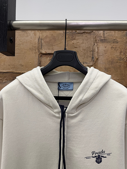 プラダ PRADA レトロなプレッピースタイルのジップアップスウェットジャケット