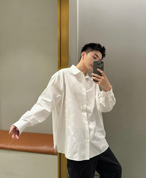 ロエベブランドスーパーコピー ダークカラーの柄入り長袖シャツ