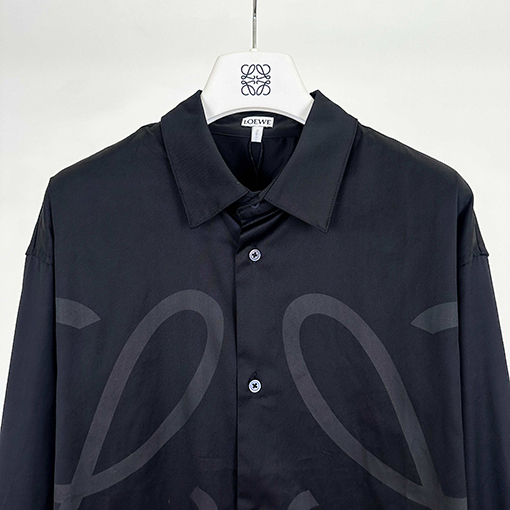 ロエベブランドスーパーコピー ダークカラーの柄入り長袖シャツ