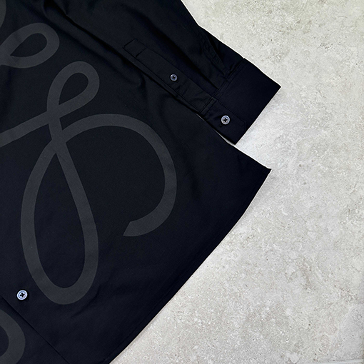 ロエベブランドスーパーコピー ダークカラーの柄入り長袖シャツ