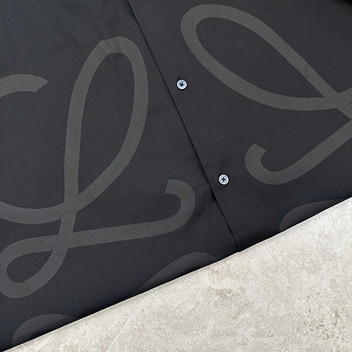 ロエベブランドスーパーコピー ダークカラーの柄入り長袖シャツ