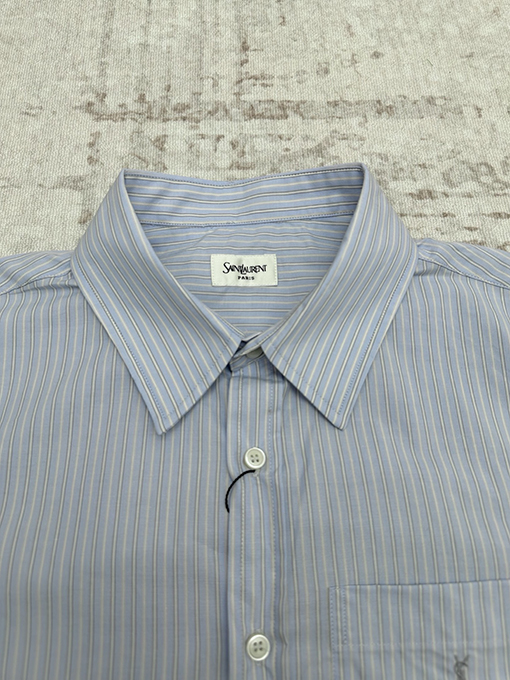 サンローランスーパーコピー ストライプ柄の尖った襟ボタン付き胸ポケット長袖シャツ