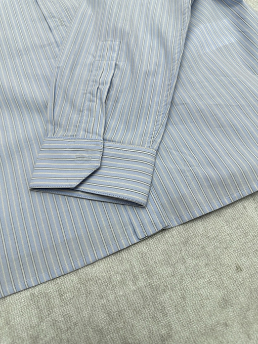 サンローランスーパーコピー ストライプ柄の尖った襟ボタン付き胸ポケット長袖シャツ