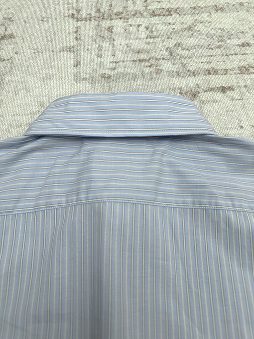 サンローランスーパーコピー ストライプ柄の尖った襟ボタン付き胸ポケット長袖シャツ