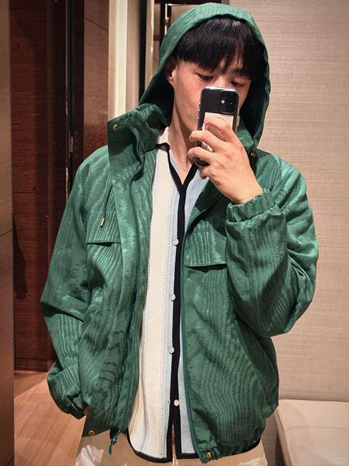 ルイヴィトン ダークカラーの柄入りフード付きジャケット