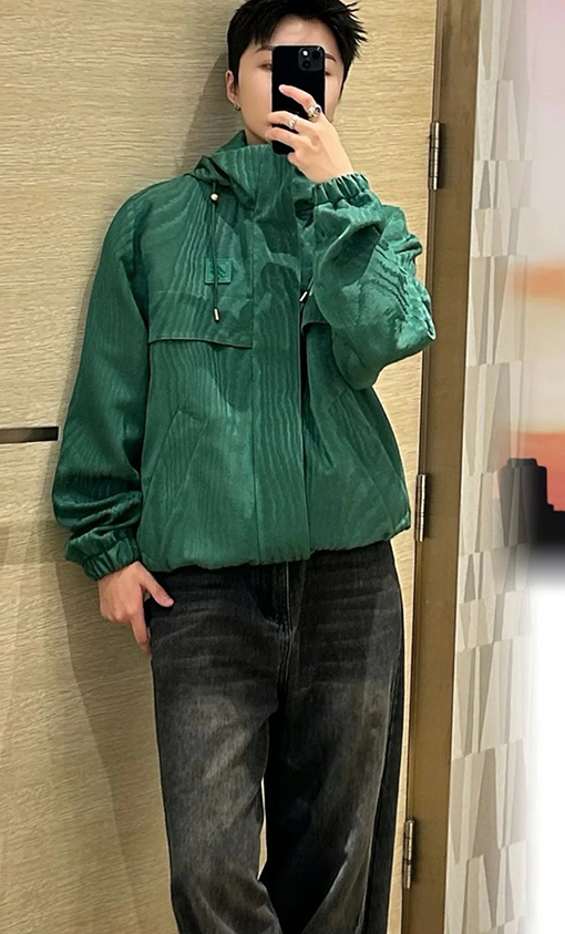 ルイヴィトン ダークカラーの柄入りフード付きジャケット