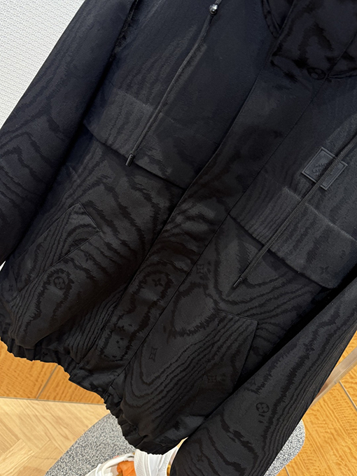 ルイヴィトン ダークカラーの柄入りフード付きジャケット