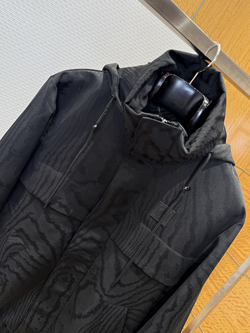 ルイヴィトン ダークカラーの柄入りフード付きジャケット