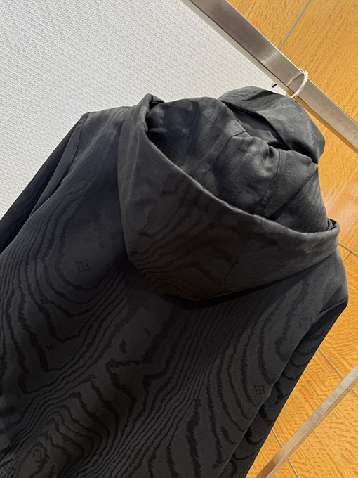 ルイヴィトン ダークカラーの柄入りフード付きジャケット