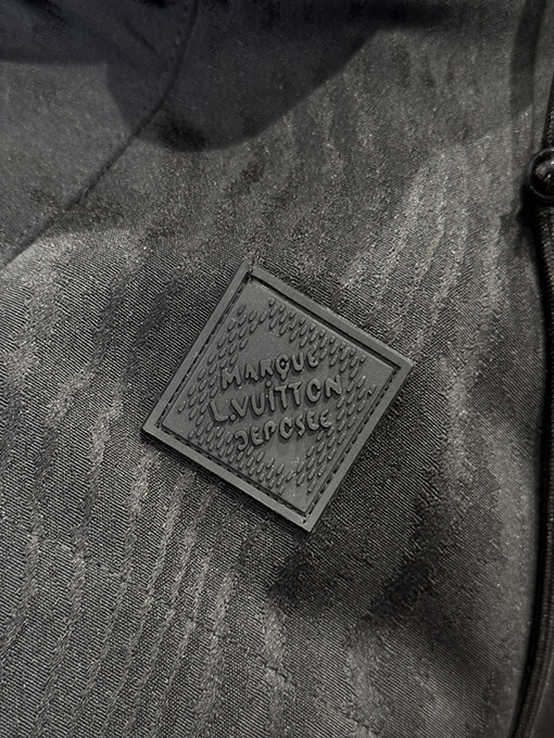 ルイヴィトン ダークカラーの柄入りフード付きジャケット