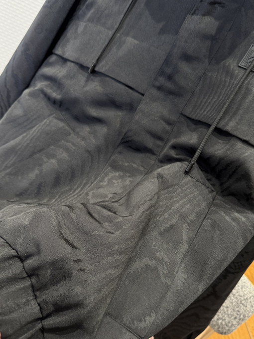 ルイヴィトン ダークカラーの柄入りフード付きジャケット