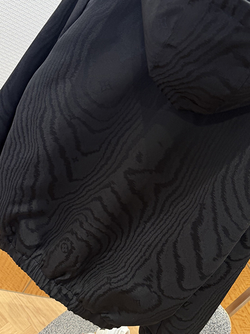 ルイヴィトン ダークカラーの柄入りフード付きジャケット