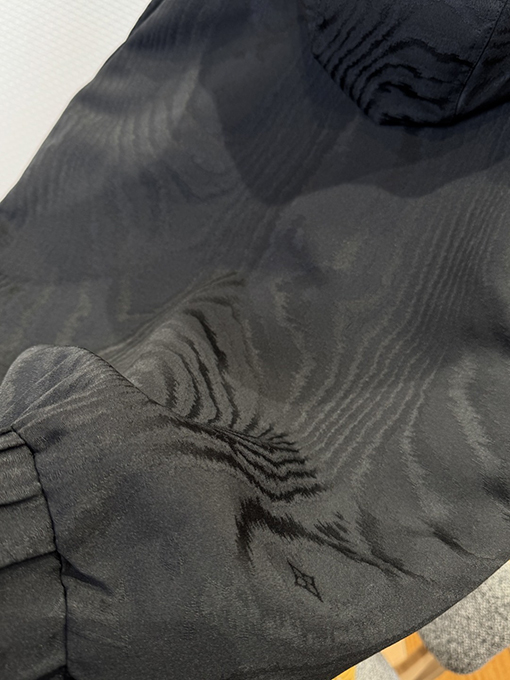 ルイヴィトン ダークカラーの柄入りフード付きジャケット