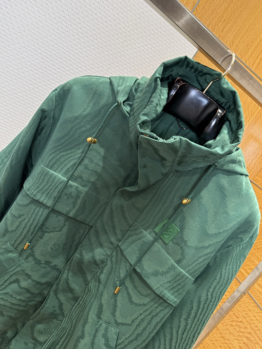 ルイヴィトン ダークカラーの柄入りフード付きジャケット