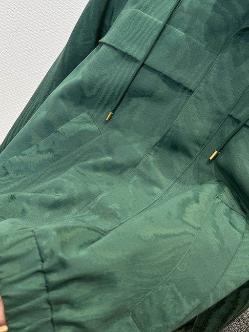 ルイヴィトン ダークカラーの柄入りフード付きジャケット