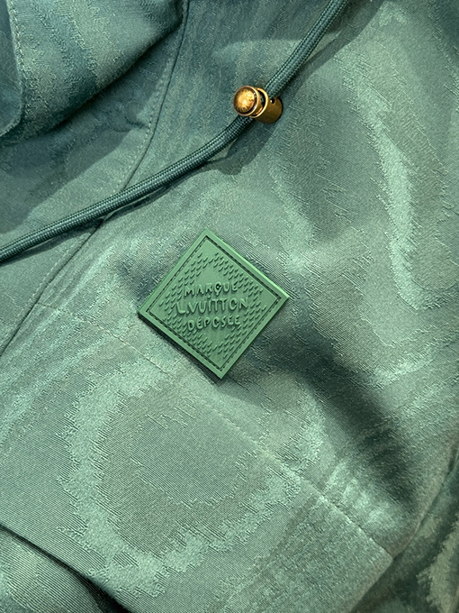 ルイヴィトン ダークカラーの柄入りフード付きジャケット