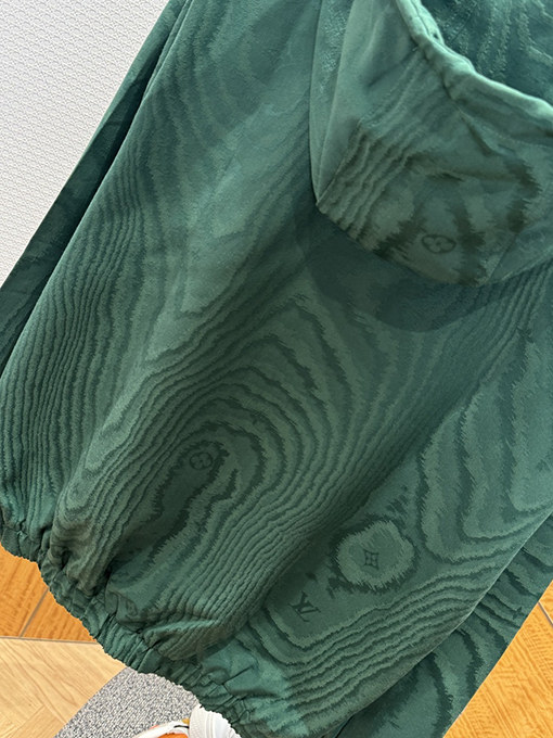 ルイヴィトン ダークカラーの柄入りフード付きジャケット