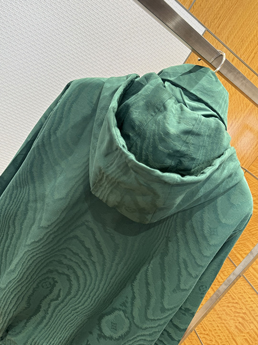 ルイヴィトン ダークカラーの柄入りフード付きジャケット