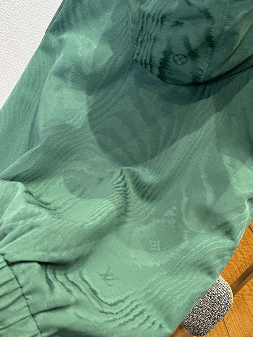 ルイヴィトン ダークカラーの柄入りフード付きジャケット