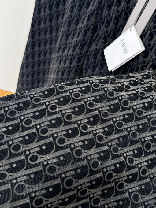 ディオール 全面にボタンプリントがされたストレートレッグのカジュアルパンツ