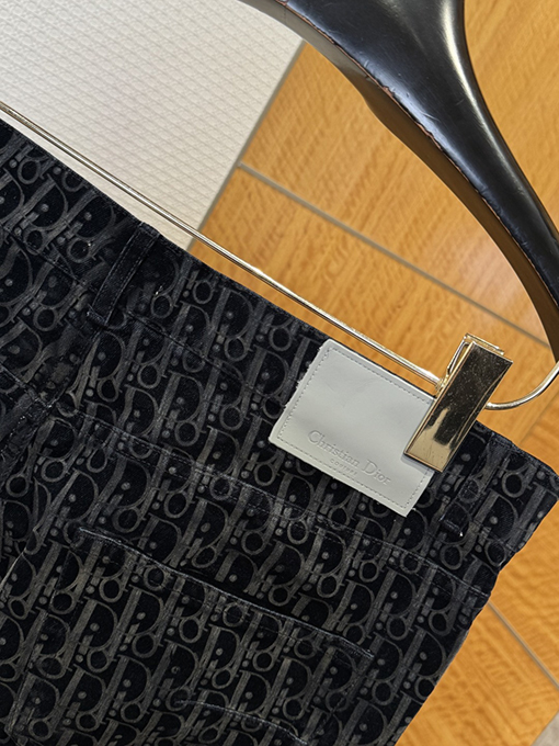 ディオール 全面にボタンプリントがされたストレートレッグのカジュアルパンツ