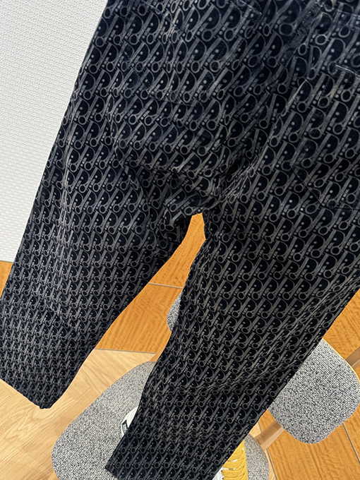 ディオール 全面にボタンプリントがされたストレートレッグのカジュアルパンツ