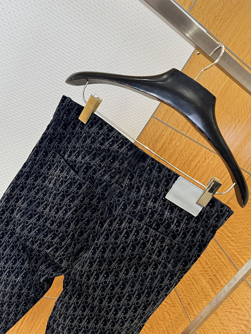 ディオール 全面にボタンプリントがされたストレートレッグのカジュアルパンツ