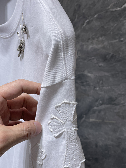 クロムハーツコピー 破れたピン刺繍アップリケ付き半袖Tシャツ