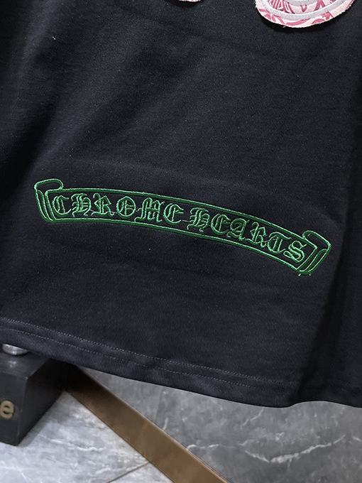 クロムハーツ ホースシュークロスの手作りアップリケ刺繍入り半袖Tシャツ