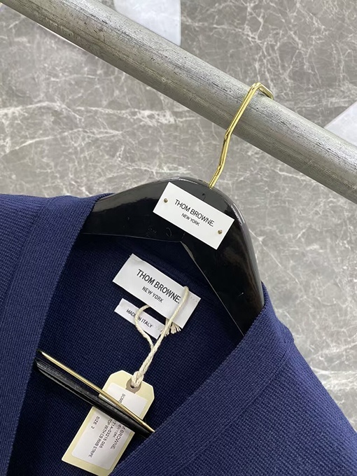 トムブラウン 新作ゴールドボタンニットカーディガン