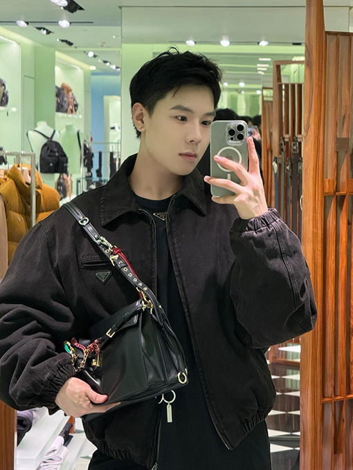 プラダ 三角形のロゴが入ったダメージデニムジャケット