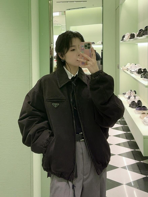 プラダ 三角形のロゴが入ったダメージデニムジャケット