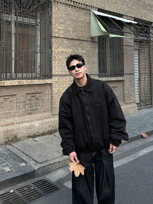 プラダ 三角形のロゴが入ったダメージデニムジャケット