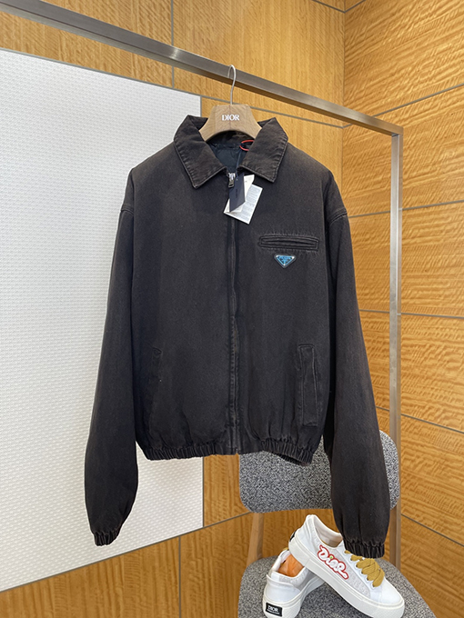 プラダ 三角形のロゴが入ったダメージデニムジャケット