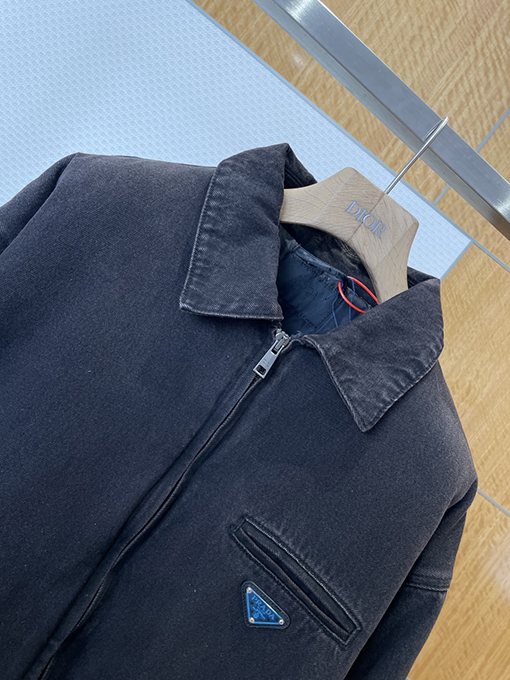 プラダ 三角形のロゴが入ったダメージデニムジャケット