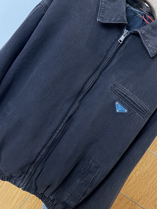 プラダ 三角形のロゴが入ったダメージデニムジャケット