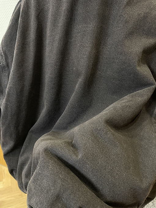 プラダ 三角形のロゴが入ったダメージデニムジャケット