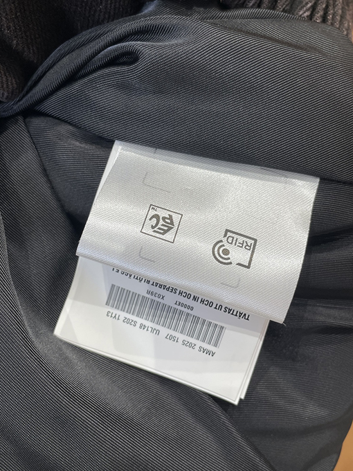 プラダ 三角形のロゴが入ったダメージデニムジャケット