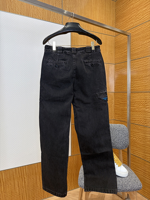 プラダブランドコピー ダメージをした黒のストレートレッグジーンズ