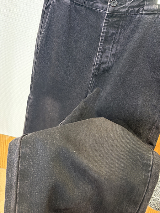 プラダブランドコピー ダメージをした黒のストレートレッグジーンズ