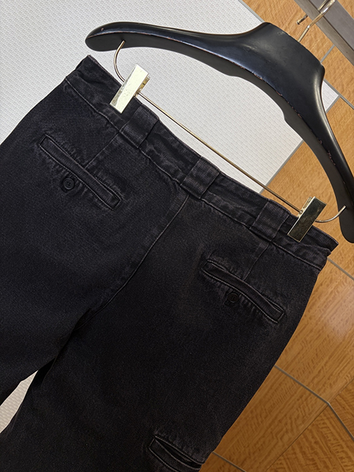 プラダブランドコピー ダメージをした黒のストレートレッグジーンズ