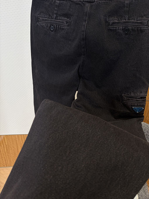 プラダブランドコピー ダメージをした黒のストレートレッグジーンズ