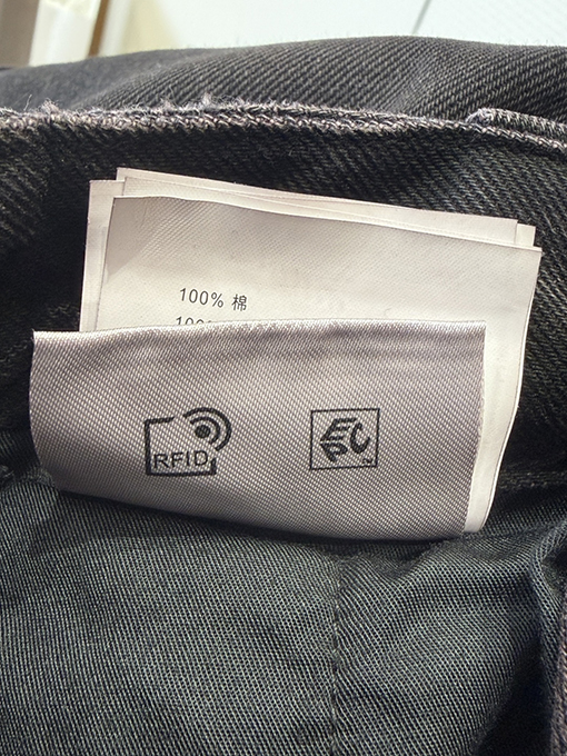 プラダブランドコピー ダメージをした黒のストレートレッグジーンズ