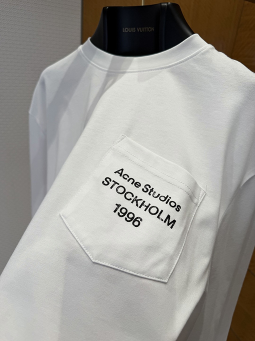 アクネストゥディオズブランドスーパーコピー Acne Studios 小さなポケットが付いたプリント柄の長袖シャツ