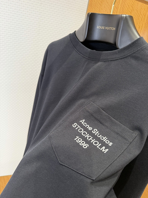 アクネストゥディオズブランドスーパーコピー Acne Studios 小さなポケットが付いたプリント柄の長袖シャツ