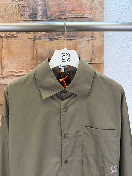 ロエベコピー 刺繍パッチポケット付き長袖シャツ