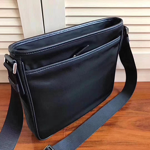 プラダ ナイロン製クロスボディバッグ