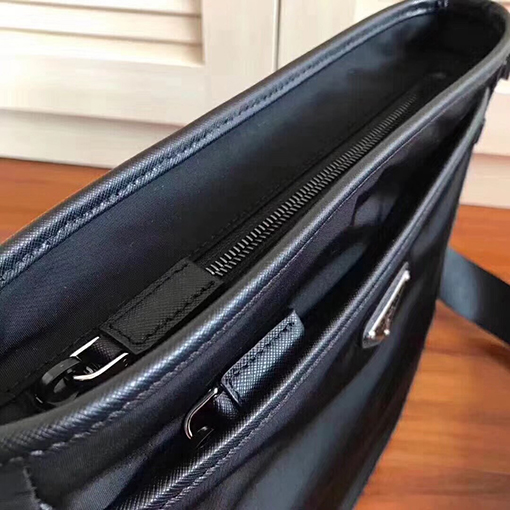 プラダ ナイロン製クロスボディバッグ